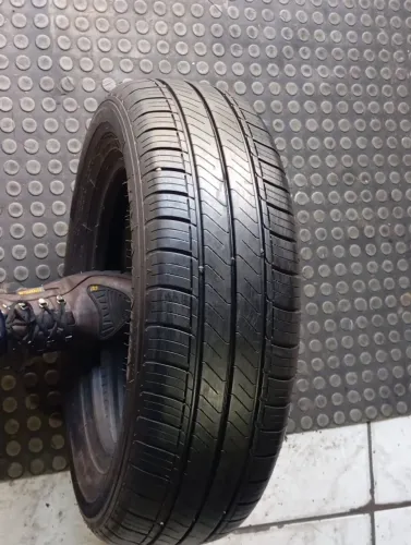 Um pneu 175/65/14 semi novo vulcanizado 