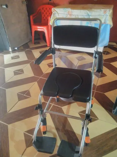 Cadeira de rodas para banheiro 