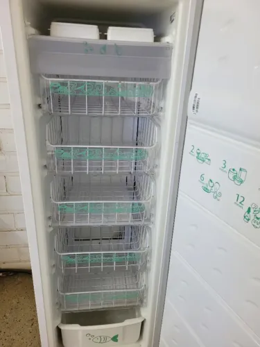 Freezer Vertical Consul Slim 142 lts