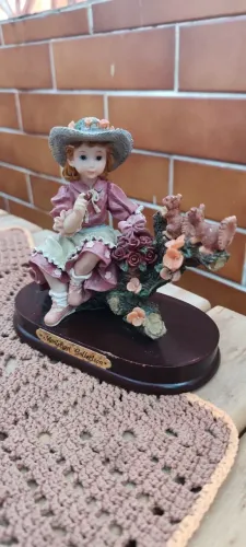 Bibelô Decorativo Menina no Jardim - 15 cm