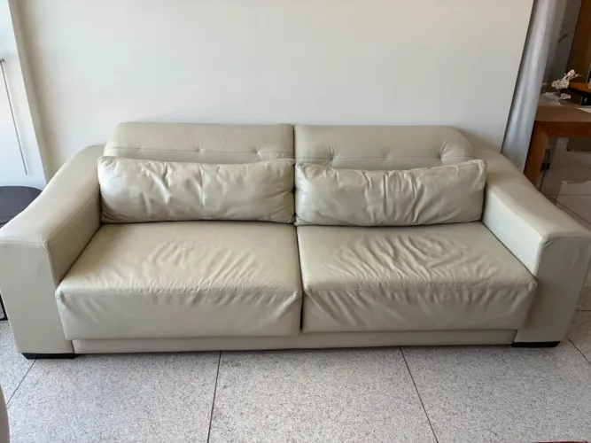 Sofá couro off-white