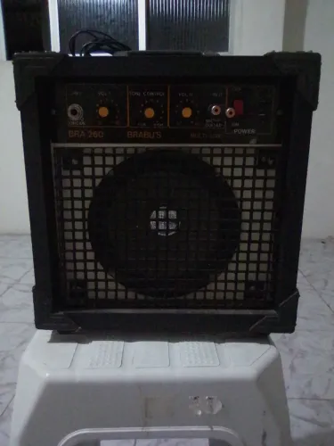 Caixa de som Studio para guitarra Bra 260 bem conservada 130 reais