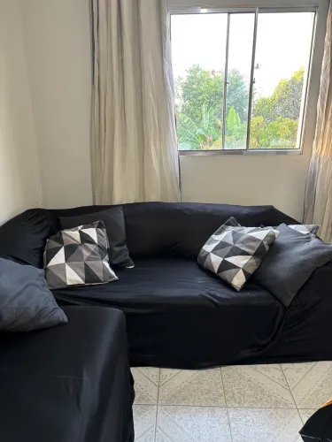 Sofá marrom + capa preta