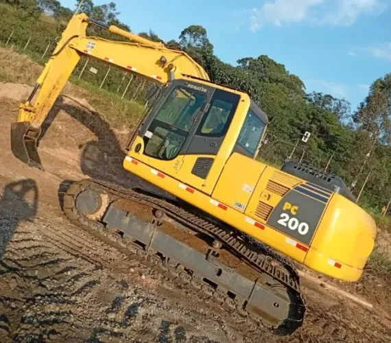ESCAVADEIRA KOMATSU 200 A VENDA