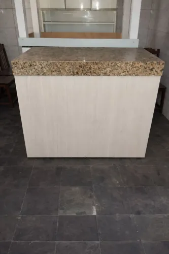 Balcão com repartição interna e tampo de granito