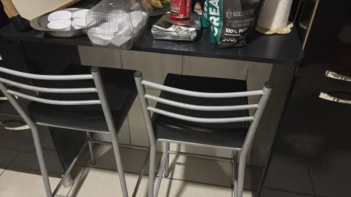2 banquetas em couro e ferro