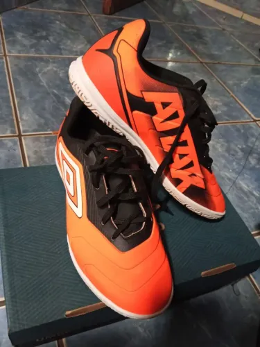 Chuteira futsal umbro em bom estado não coube no meu pé por isso estou vendendo