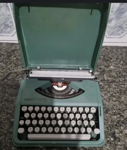 Maquina de escrever Olivetti para colecionador funciona perfeitamente
