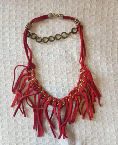 Colar camurça vermelho