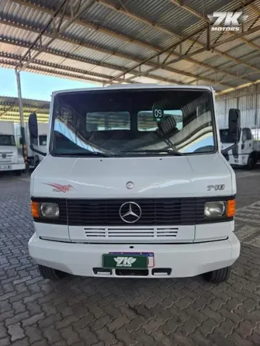 MERCEDES-BENZ 710 2009