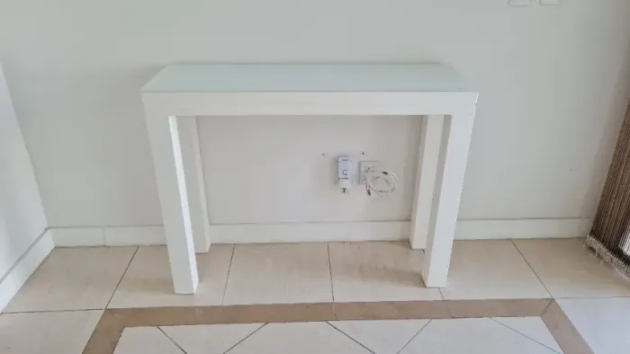 Aparador em madeira laqueado de branco com tampo de vidro