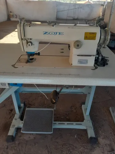 Máquina de costura refiladeira