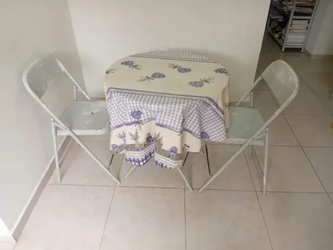conjunto de mesa redonda com 2 cadeiras de ferro
