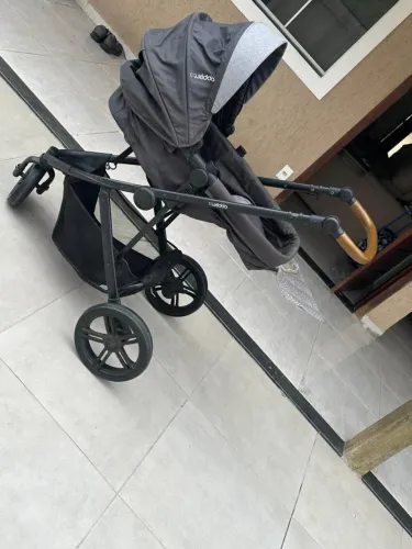 Carrinho Trek com bebê conforto Kiddo