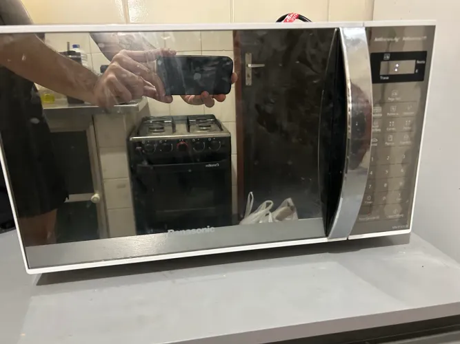 Microondas branco-prata Panasonic 