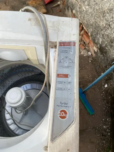Vende-se máquina de lavar velha para retirada de peças 