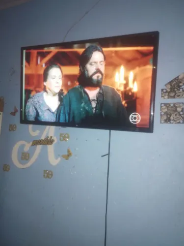 Eu vendo TV cama e roupeiro