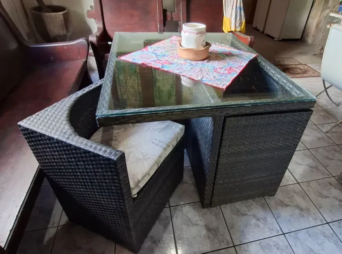 Mesa de Fibra Sintética com cadeiras embutidas