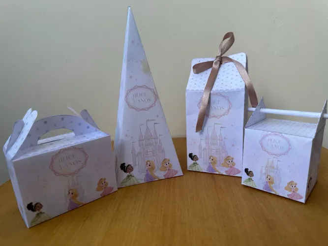 Kit lembrancinha pegue e monte personalizado de aniversário das Princesas.