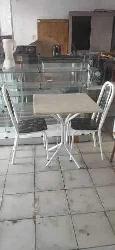 Mesa de marmore com duas cadeiras