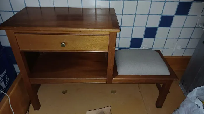Mesa de telefone ( conhecida também por banco de fofoca )