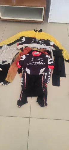 Lote de 4 blusascombolso+1pardemanquito+1shortcom acochoamento+1 bretele short+1 cortavent
