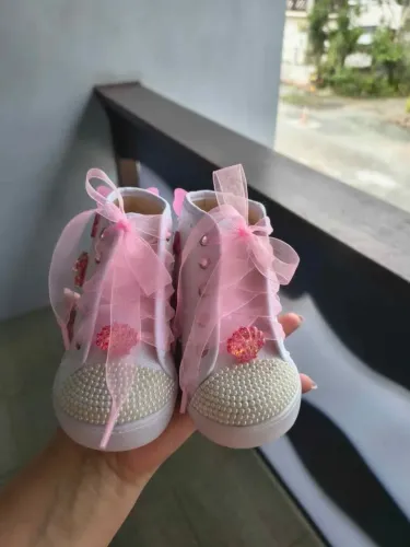 Tênis personalizado tamanho 21.<br>Aceito encomendas tbm.<br>Whatsapp * Pamela
