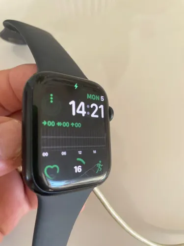 Apple Watch MKN53LL/A é o Apple Watch Series 7 GPS, 45 mm, caixa de alumínio Midnight