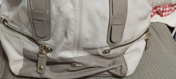 Bolsa de mão, em couro cinza e areia