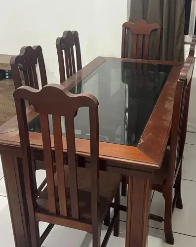 Mesa com cadeiras e um aparador 