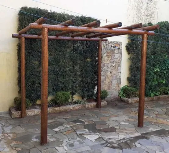 Cobertura de madeira eucalipto roliço