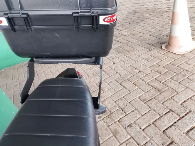 Vendo baú de 28 LT novo,