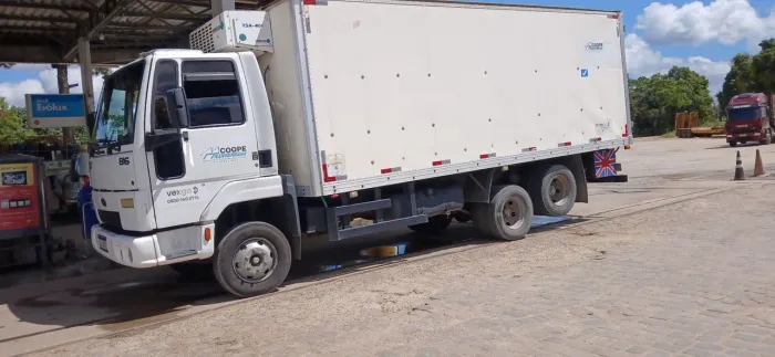 Caminhão 3/4 cargo 816 bau refrigerado trucadinho