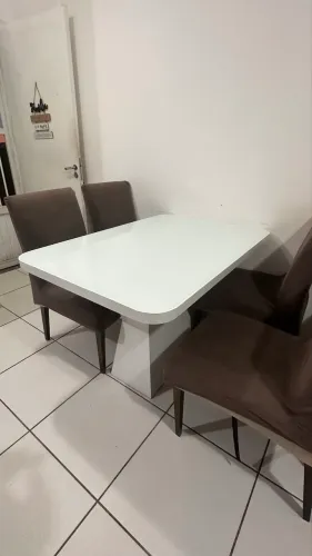 Mesa 4 lugares em madeira com tampa de vidro