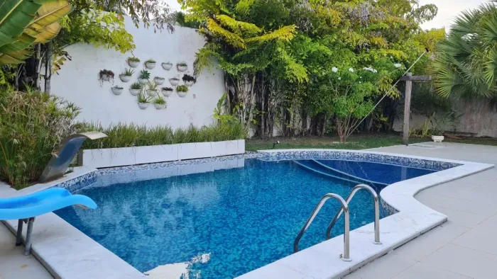 Excelente Casa Duplex, 4 suítes + Escritório, fino acabamento, Busca Vida, Camaçari, BA.