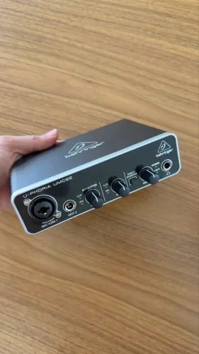 Interface de áudio Behringer U-phoria UMC22 novo