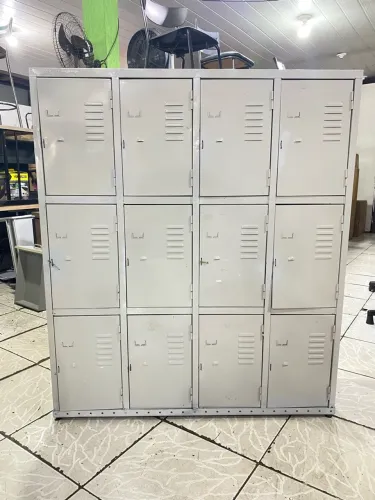 Roupeiro de 12 portas (usado )