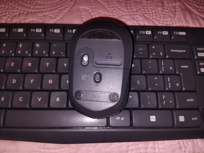 Kit teclado e mouse sem fio Logitec à pilhas palito