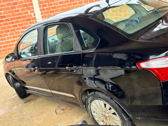 Fiat Grand Siena Essence 1.6 Flex 16V 2013