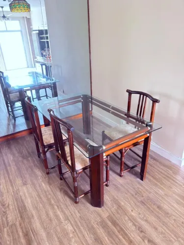 Mesa em mogno, tampo de vidro com 5 cadeiras