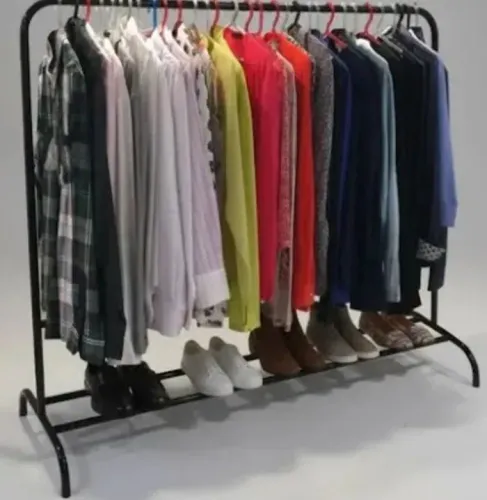 Arara de roupas e sapatos.
