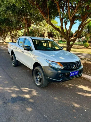 Mitsubishi L200 Triton Sport GLX 2.4 CD Diesel Mec. 2020