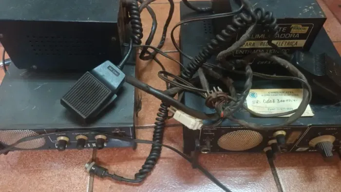 Lote com dois rádios SSB e fontes. LEIA DESCRIÇÃO.