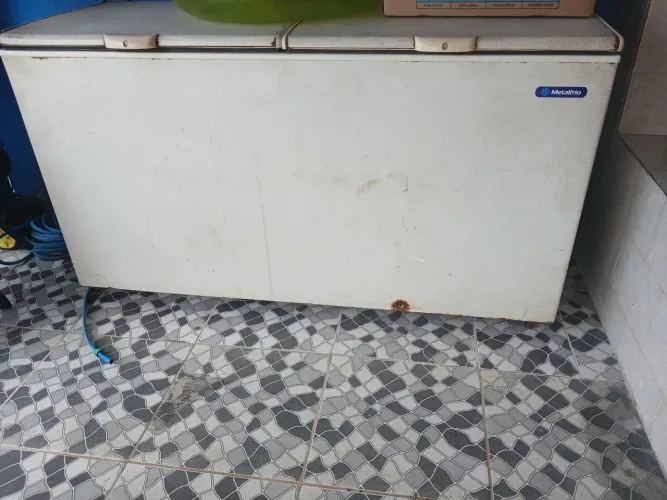 Vendo freezer usando com avaria. O freezer está em Mauá/RJ