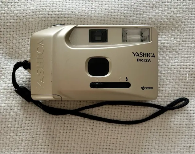 Câmera Yashica Brisa