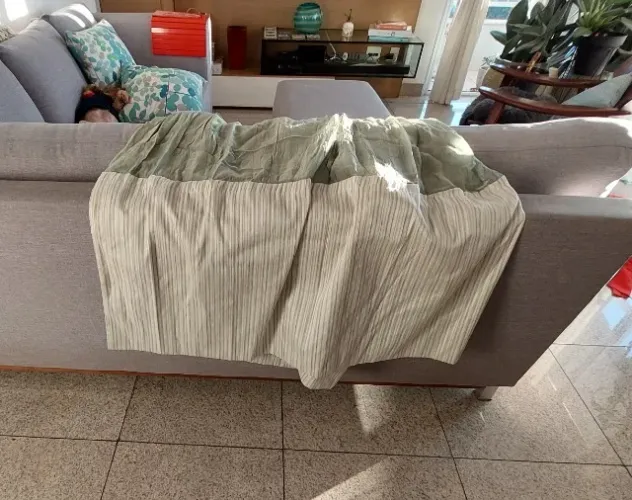cortina de voil verde amassado com barra de listras, 3 bandas, altura 2m, largura 1.10m,