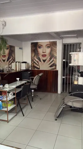 Passo o ponto de uma loja com todos produtos de cosméticos e um salão de beleza