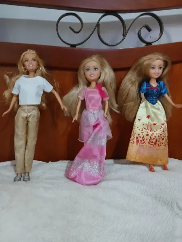 Lote de duas princesas Disney e uma barbie Mattel loura linda !!