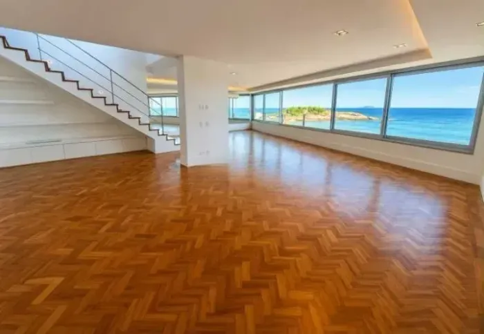 cobertura toda reformada de frente para a praia