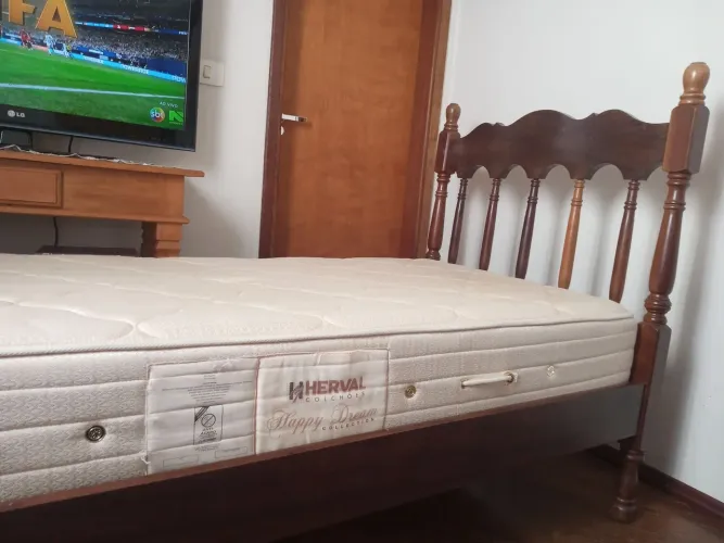 Cama de solteiro, madeira maciça, EMBUIA, estilo colonial.